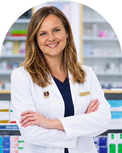 Portrait der Geschäftsführerin und Inhaberin Florina Colesnicov in der Apotheke