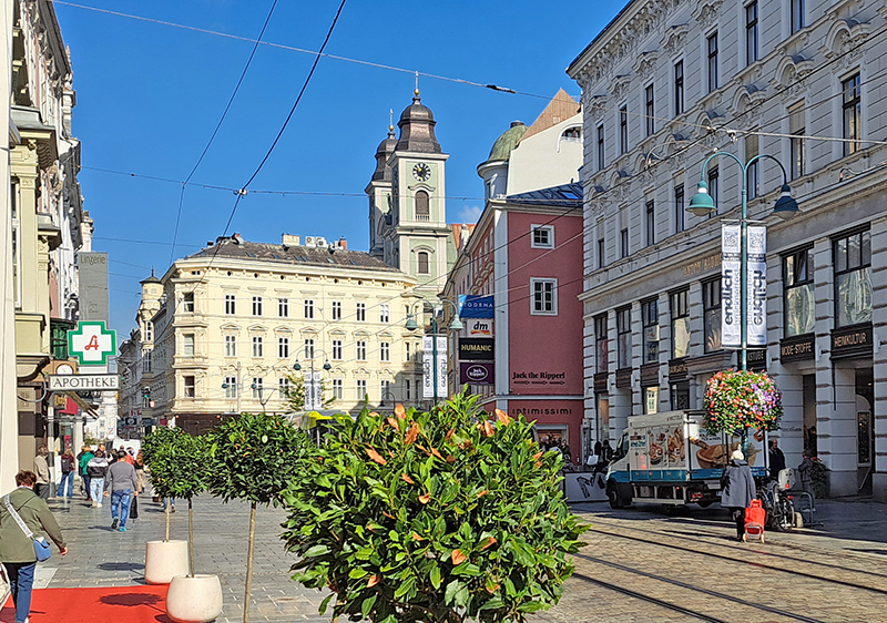 Landstraße am Taubenmarkt in Linz mit der Apotheke Zum Schwarzen Adler